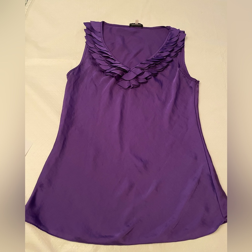 🦋 2 / $27 🦋Spense Medium Dark Purple flowy top. Curved hemline /petal shapes.
